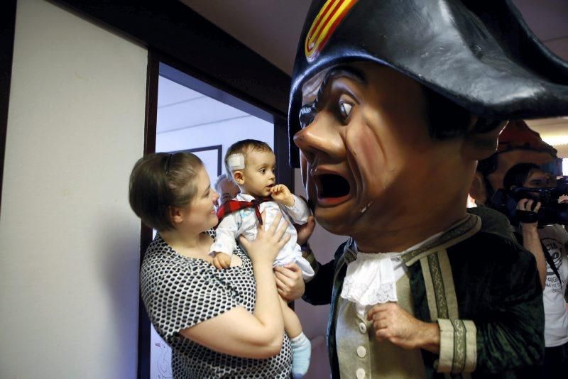 Visitas de cabezudos, bomberos y militares al hospital infantil