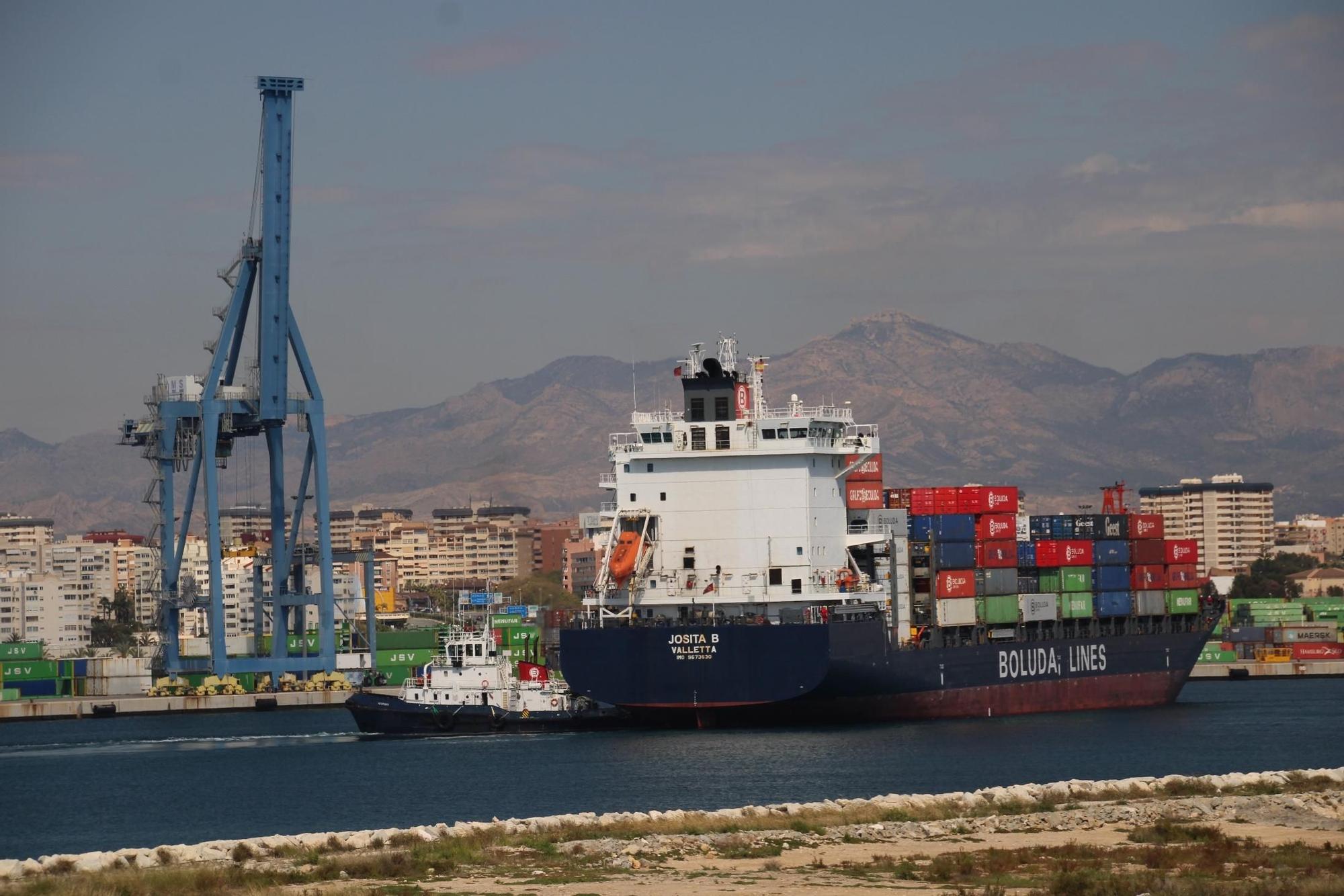 Un buque en el Puerto de Alicante.