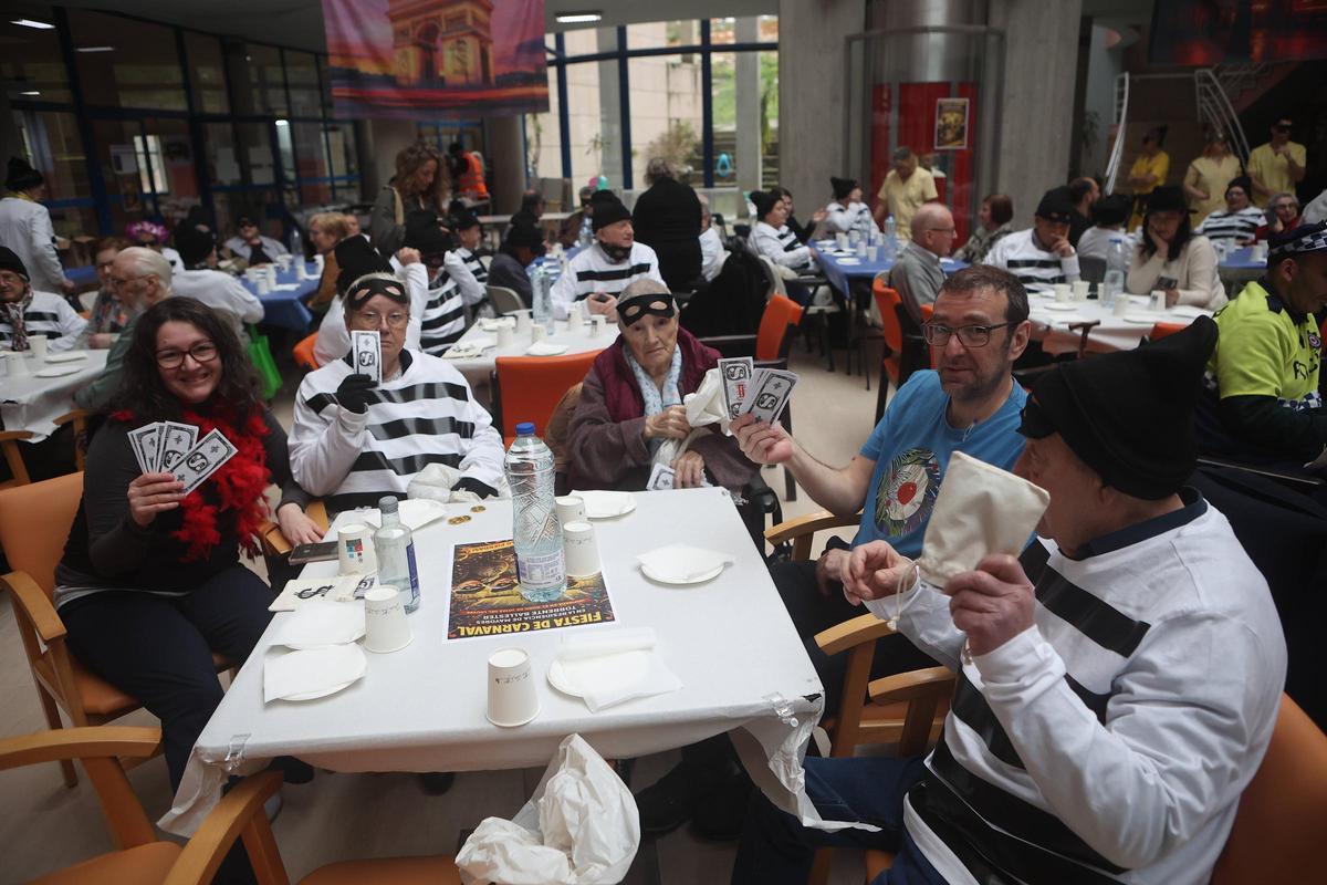 Carnaval en la residencia Torrente Ballester de A Coruña: la fiesta del robo en el Louvre