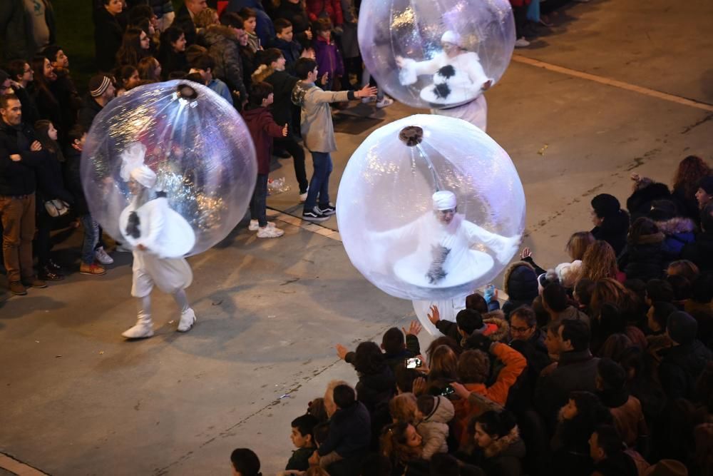 Los Reyes Magos recorren la ciudad desde O Castrillón hasta la plaza de María Pita.