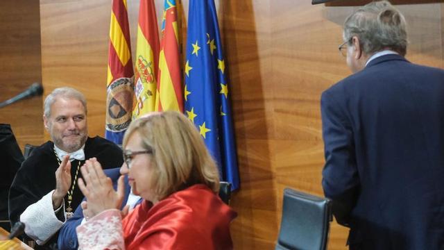 El rector de la UMH, Juan José Ruiz, aplaude al conseller de Educación, Cultura y Universidades, José Antonio Rovira, tras su intervención, ayer.