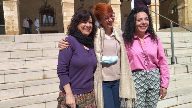 Alicia García, Pilar Gilabert y Julia Molinillo, ayer, en las escaleras del ayuntamiento. | A. P. F.