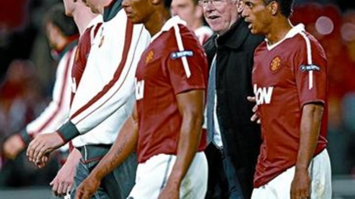 Ferguson sonríe tras eliminar al Schalke 04 entre los jugadores Valencia y Nani, el miércoles en Old Trafford.