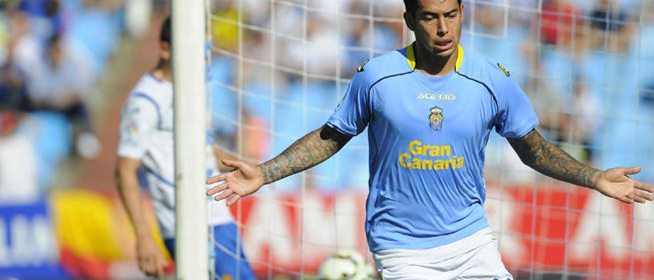 Sergio Araujo, delantero de la UD Las Palmas, celebra el gol que anotó ayer ante el Zaragoza.