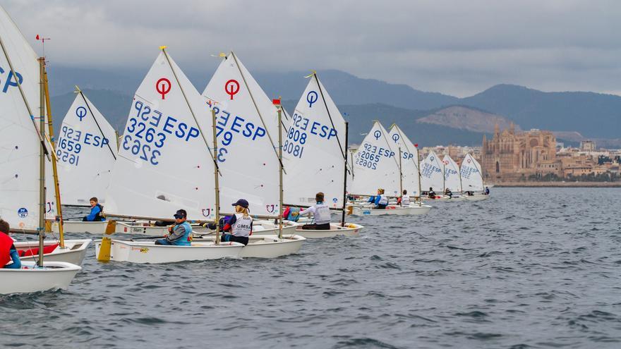 El viento complica el estreno de la Regata Audax Marina de vela ligera