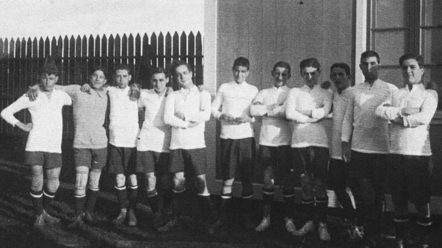 El equipo reserva del Sporting en la inauguración de El Molinón en el año 1917. | COLECCIÓN F. YUSTAS