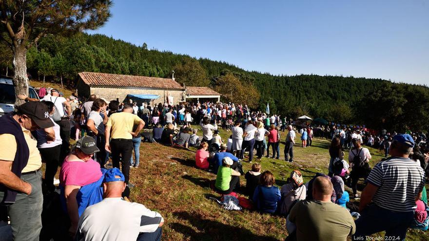 Asistentes á misa solemne da romaría de San Martiño na capela.   | // LUIS DORADO