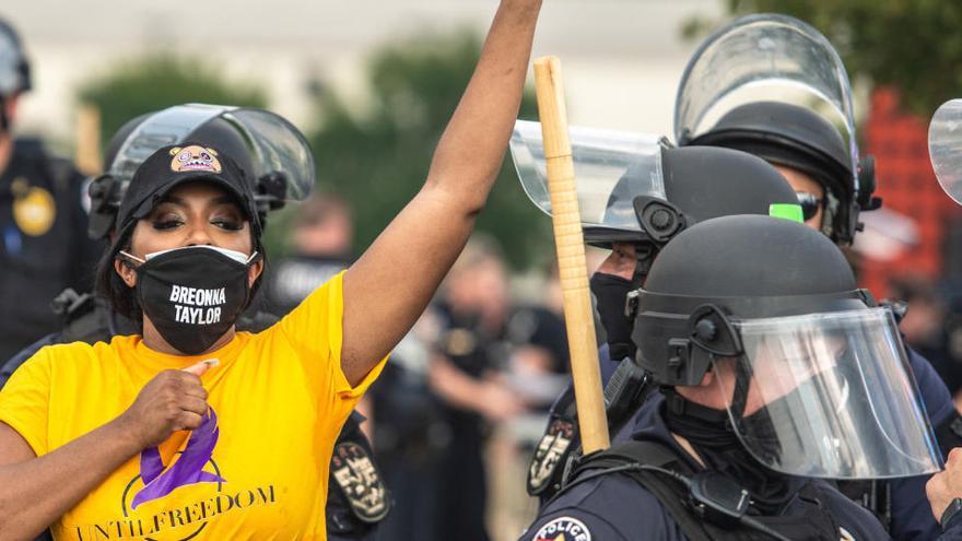 Una de las participantes en las protestas, frente a la Policía