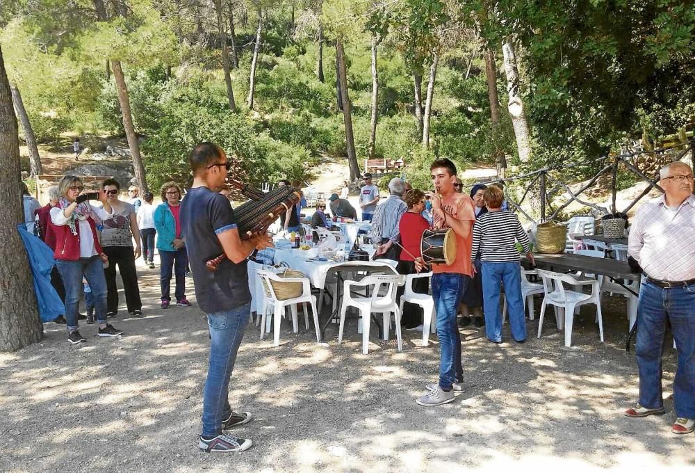 Traditionell zieht es die Mallorquiner am Ostermontag zu kleinen Kapellen, um die Auferstehung Jesu zu feiern. Diese Wanderungen werden pancaritats genannt. Ein Hingucker sind große paellas, die in riesigen Pfannen zubereitet werden.