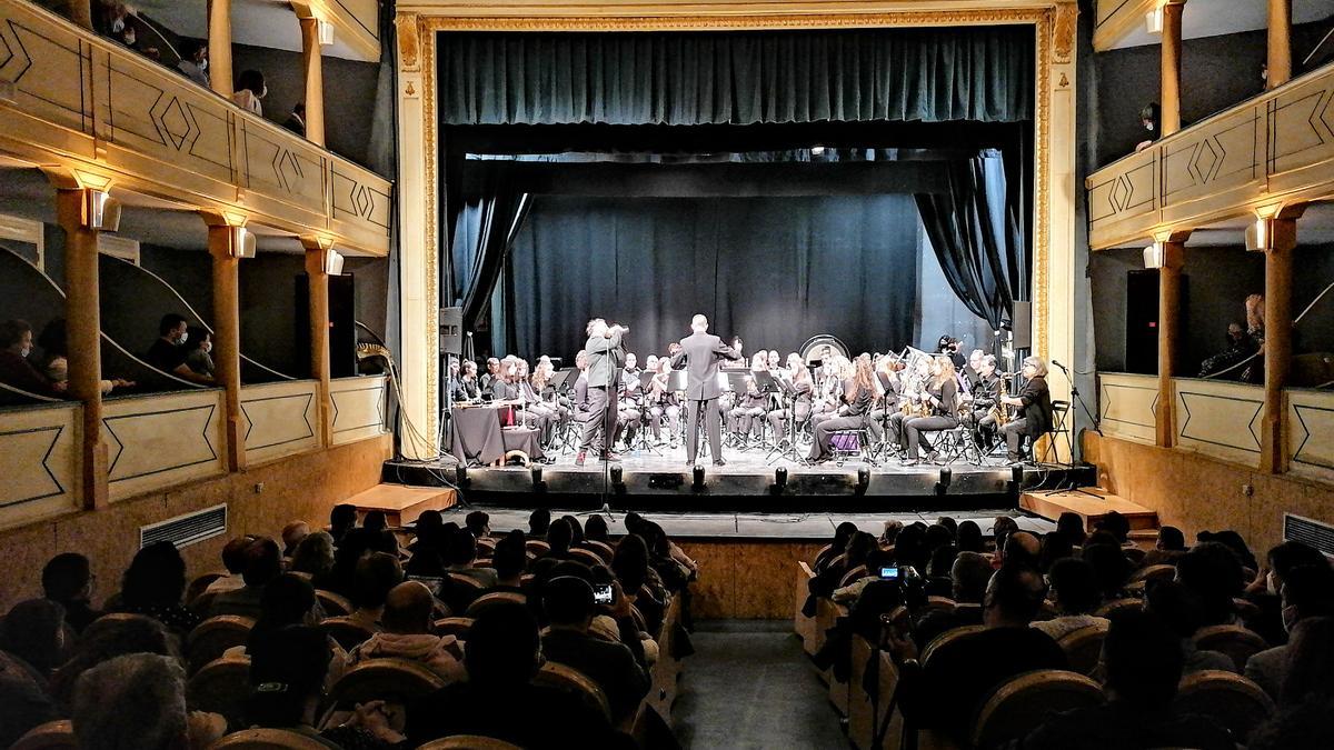 Los músicos de la Banda La Lira, en el último concierto ofrecido en el Teatro Latorre