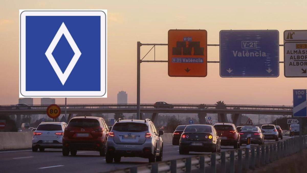 Una autopista de España y en el recuadro la nueva señal de tráfico.