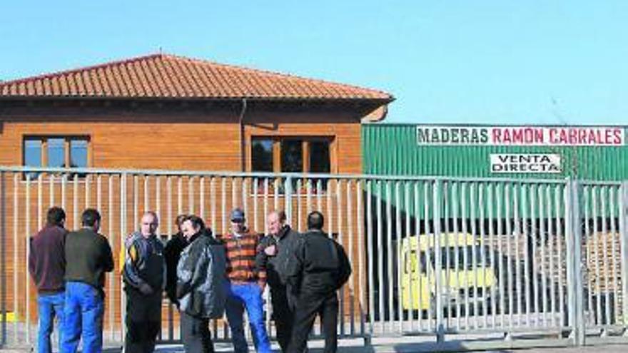 Los trabajadores de la maderera vigilan en el polígono de Guadamía.