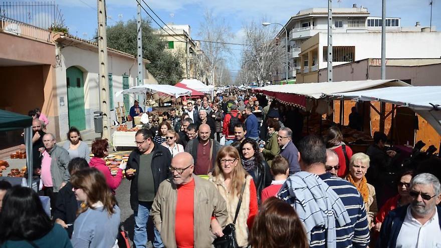 Una de las calles de Son Ferriol durante la feria celebrada en el 2015.