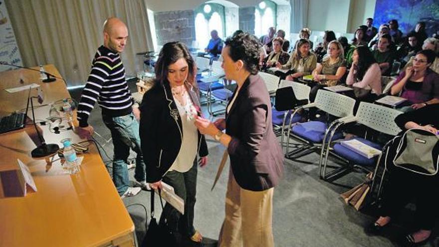 De izquierda a derecha, Javier Sol, Yolanda Alonso y Dulce González, ayer, en el palacio de Valdecarzana.