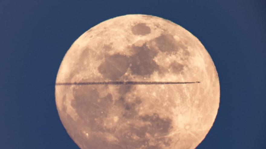 La luna rosa resplandece sobre Vigo