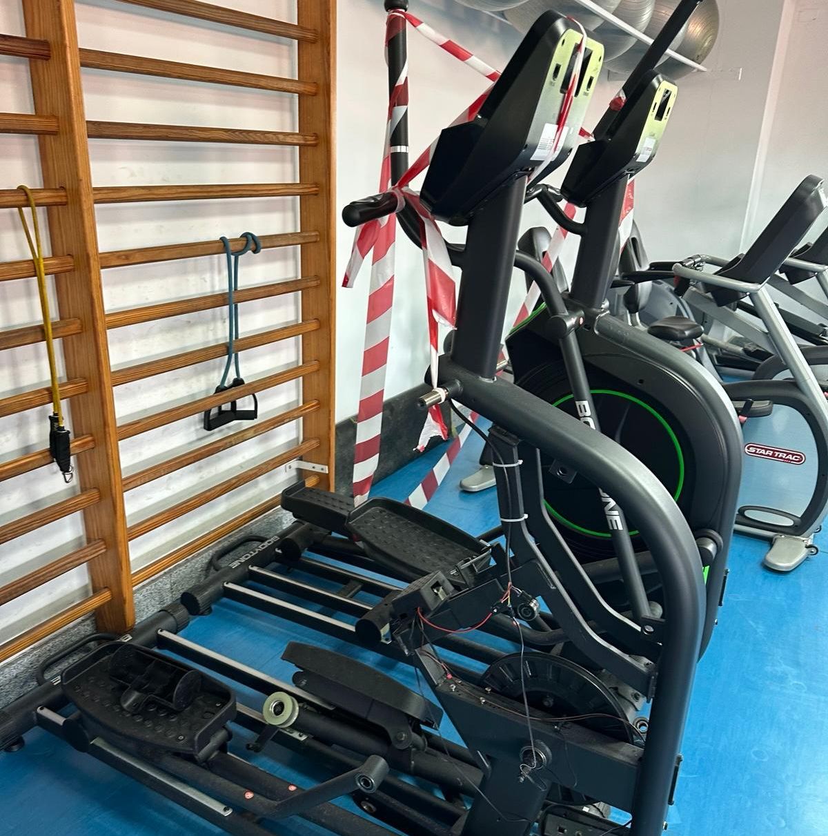 Máquina precintada en el gimnasio municipal de Ribadumia.