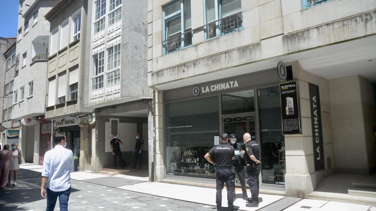 Policías frente al edificio en el que se halló a la víctima.