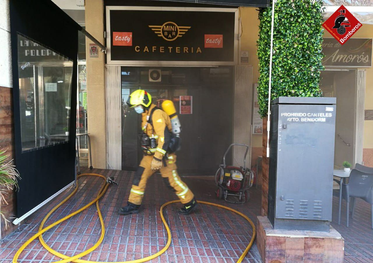An electric fryer causes a fire in a Benidorm cafeteria