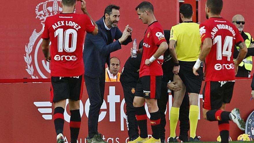 Buenacasa recibe instrucciones de Vicente Moreno en el partido frente al Numancia.