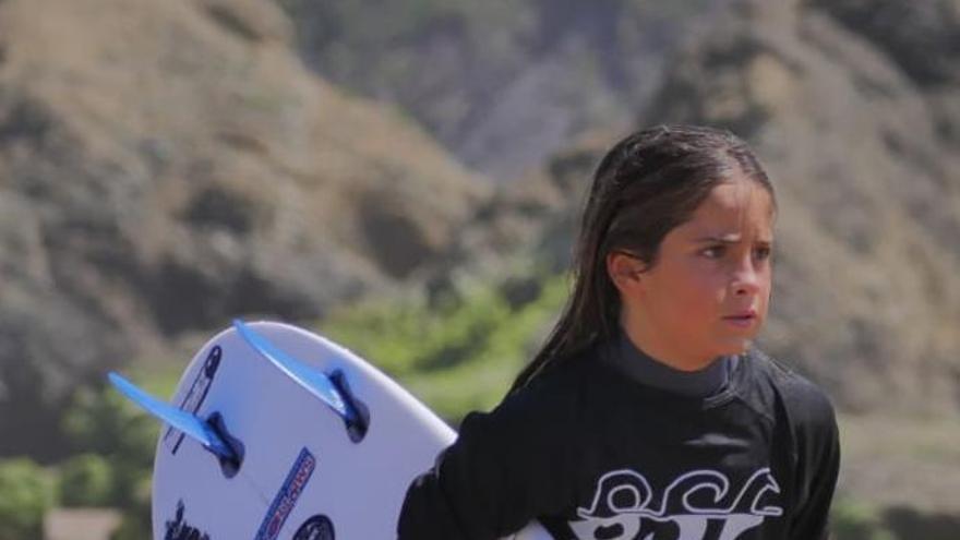 Marco Albacete, con su tabla de surf. A sus 9 años, este malagueño es una de las joyas del mundo del surf en España.