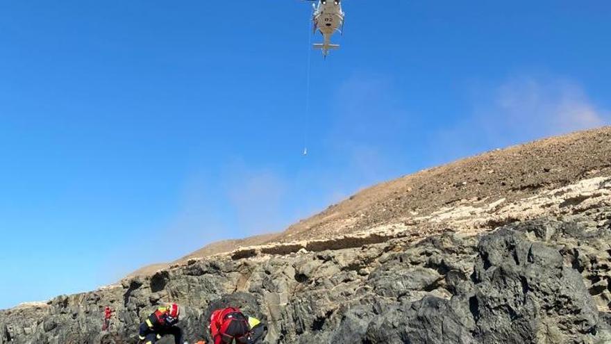 Rescatan en helicóptero a una mujer que cayó al mar en Fuerteventura