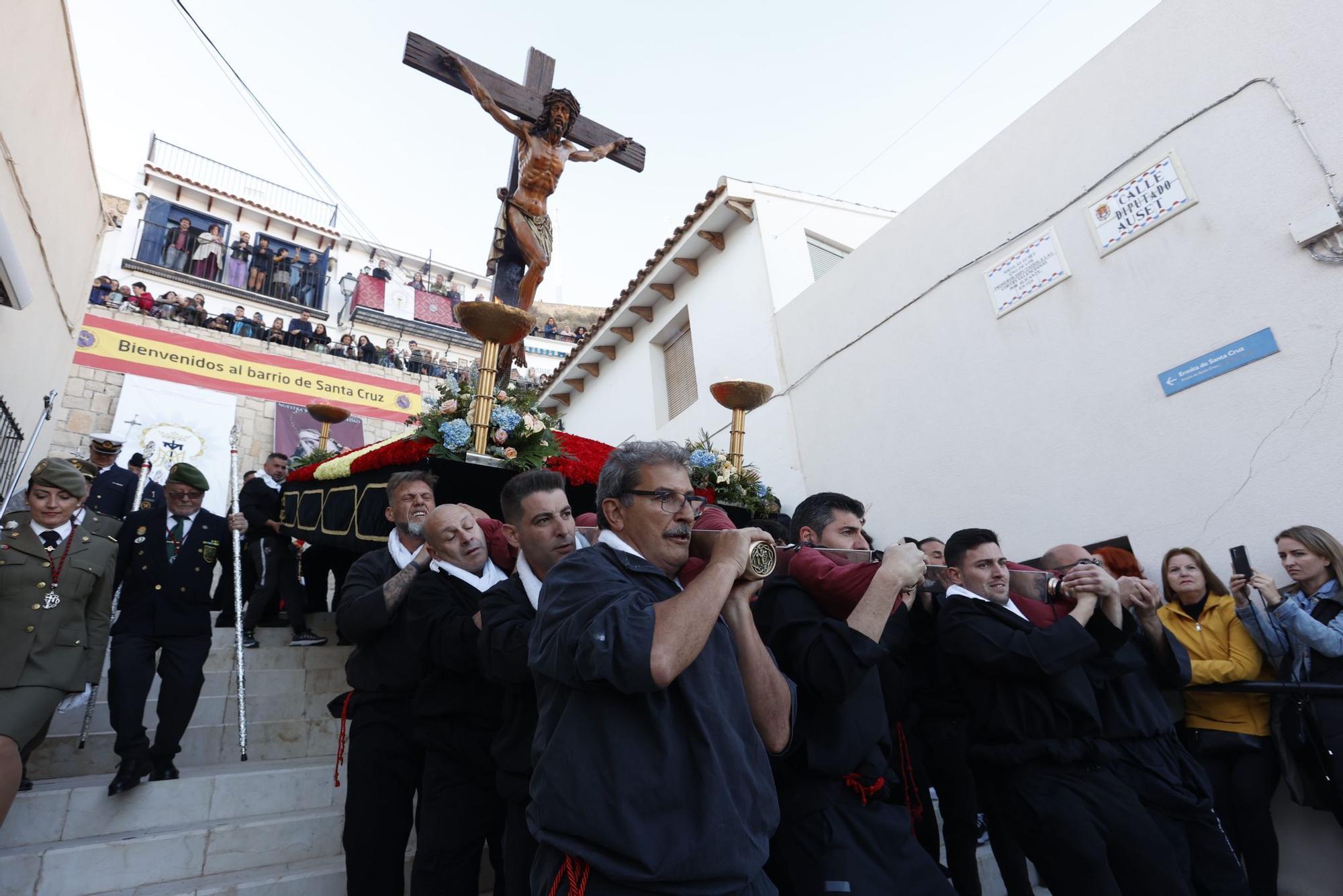 Gran expectación en el casco antiguo de Alicante para ver la procesión de Santa Cruz