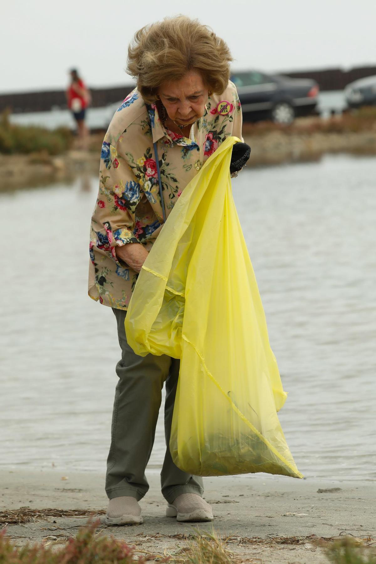 La reina Sofía recoge basura en el arenal de La Manga