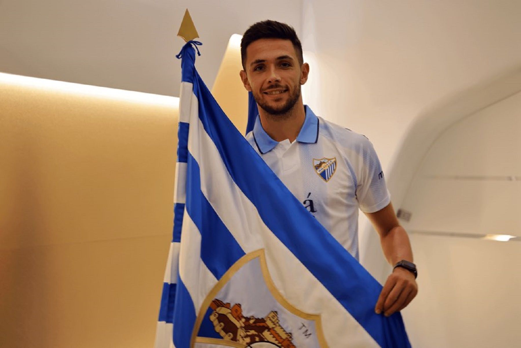 Nelson Monte, nuevo jugador del Málaga CF, ya posa como blanquiazul.