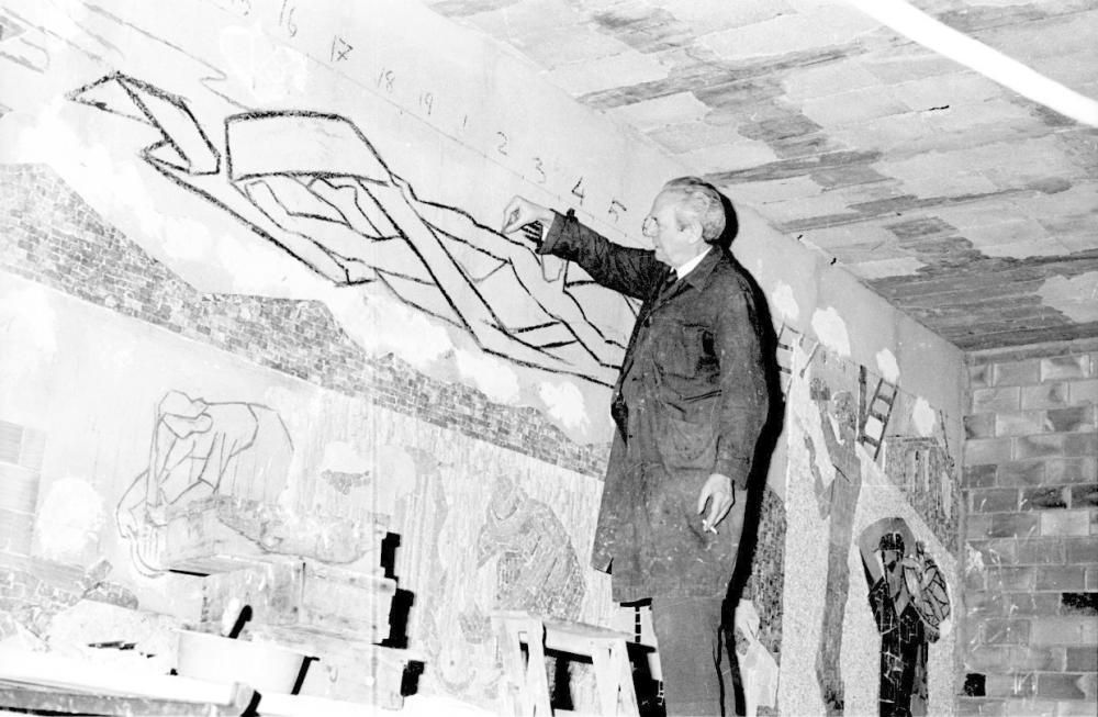 El artista trabajando en un mural para la antigua Caja de Ahorros Provincial, en la Torre Provincial de la Rambla