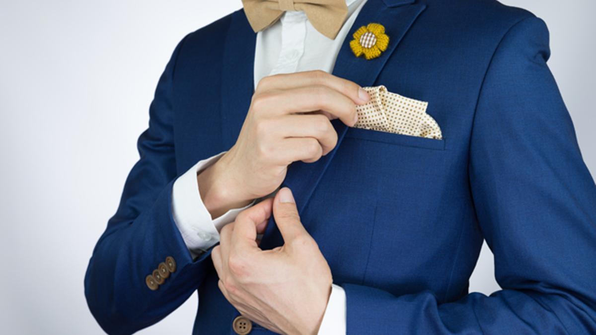 Trajes de novio azul tinta para las bodas más 'cool'