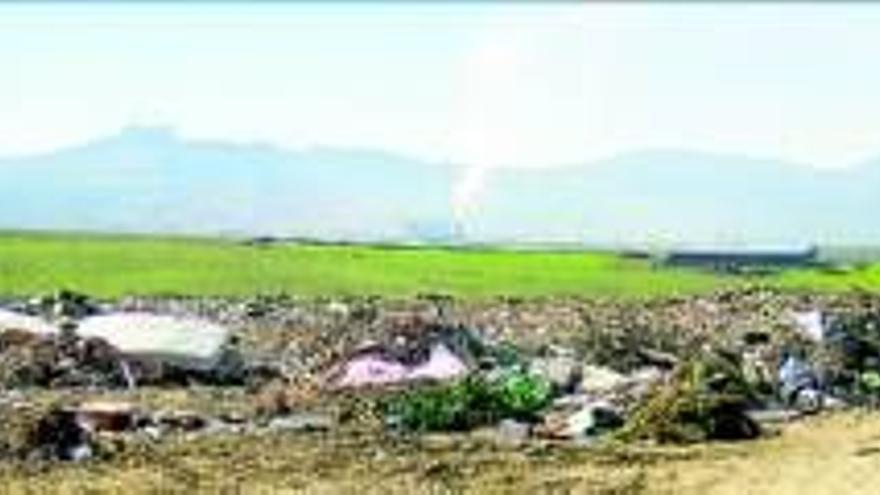 Una zona protegida de Talarrubias sirve para tirar todo tipo de basura