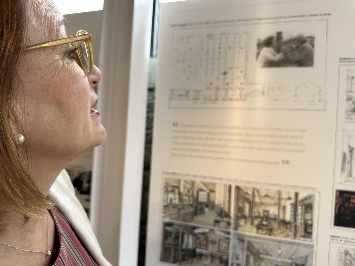 Primer plano de Inma Parrondo observando un panel de la muestra.