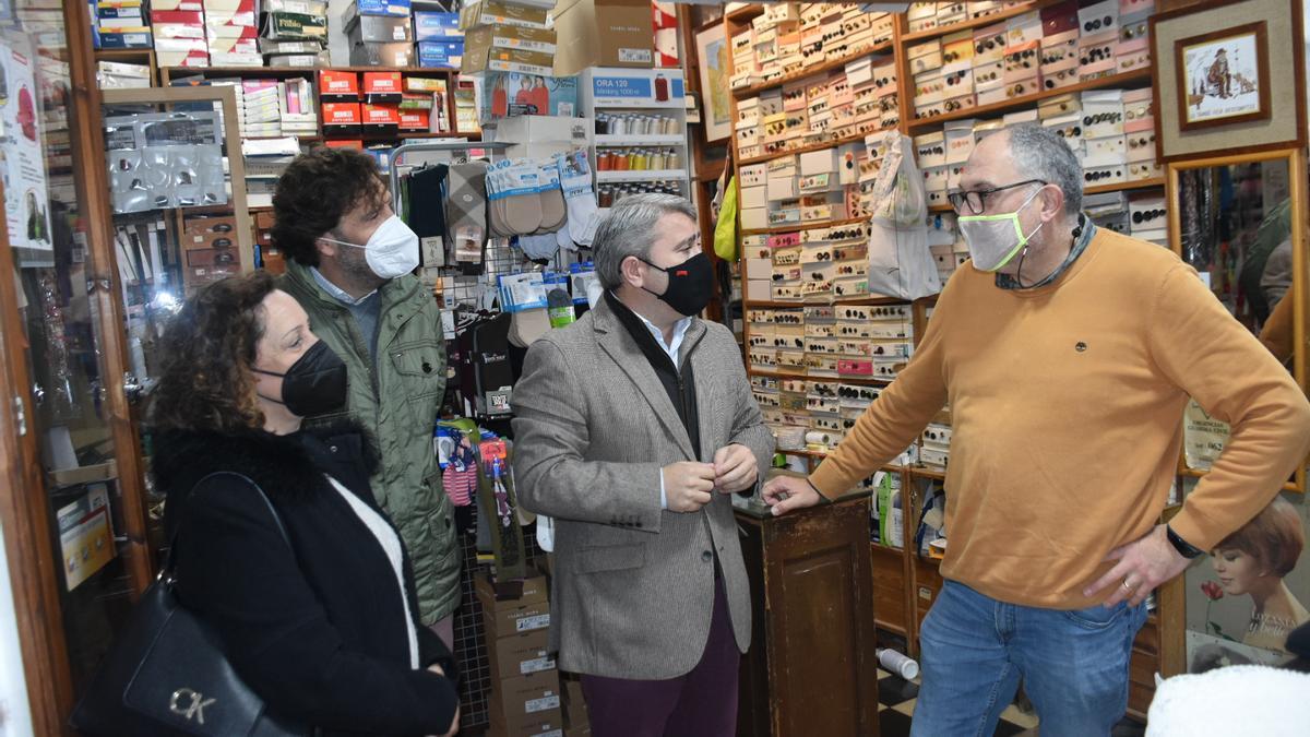 Una comitiva municipal visita a uno de los comerciantes adheridos a la campaña.