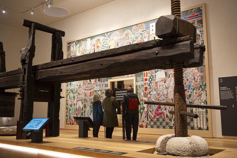 La gran prensa que da la bienvenida a los visitantes en el Vinseum.