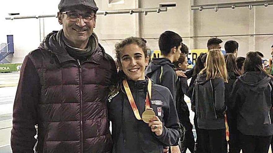 Daniela García posa con el entrenador Carlos Ruiz.