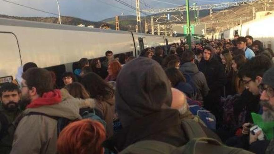 Pasajeros a la espera del transbordo en La Robla.