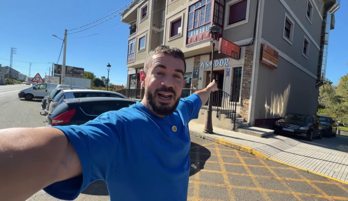 El influencer Pablo Cabezali en el Asador O Carmelo, en Teo