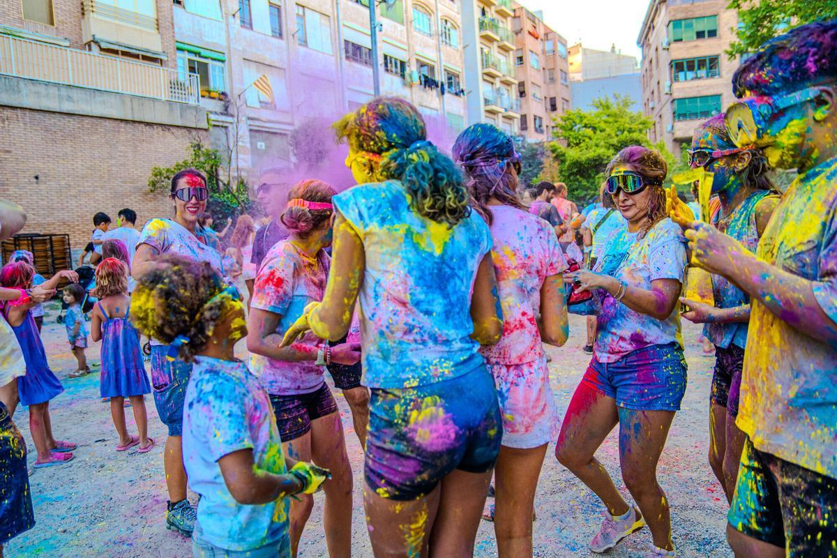 La festa Holi omple de colors els Jardins del Casino de Manresa La festa Holi omple de colors els Jardins del Casino de Manresa