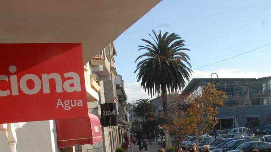 Colas ante la oficina de Acciona cuando la operaba en Cangas. // G.N.