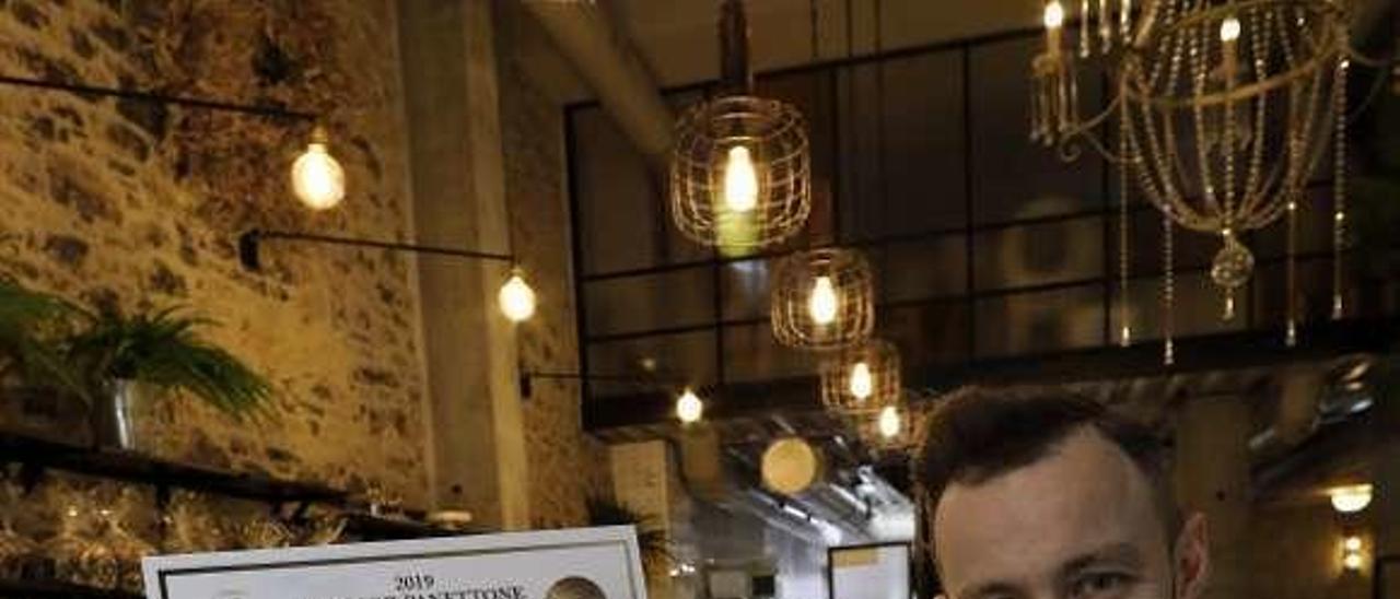 Toño Argüelles, ayer, posando con su panettone en el local que regenta en Gijón.