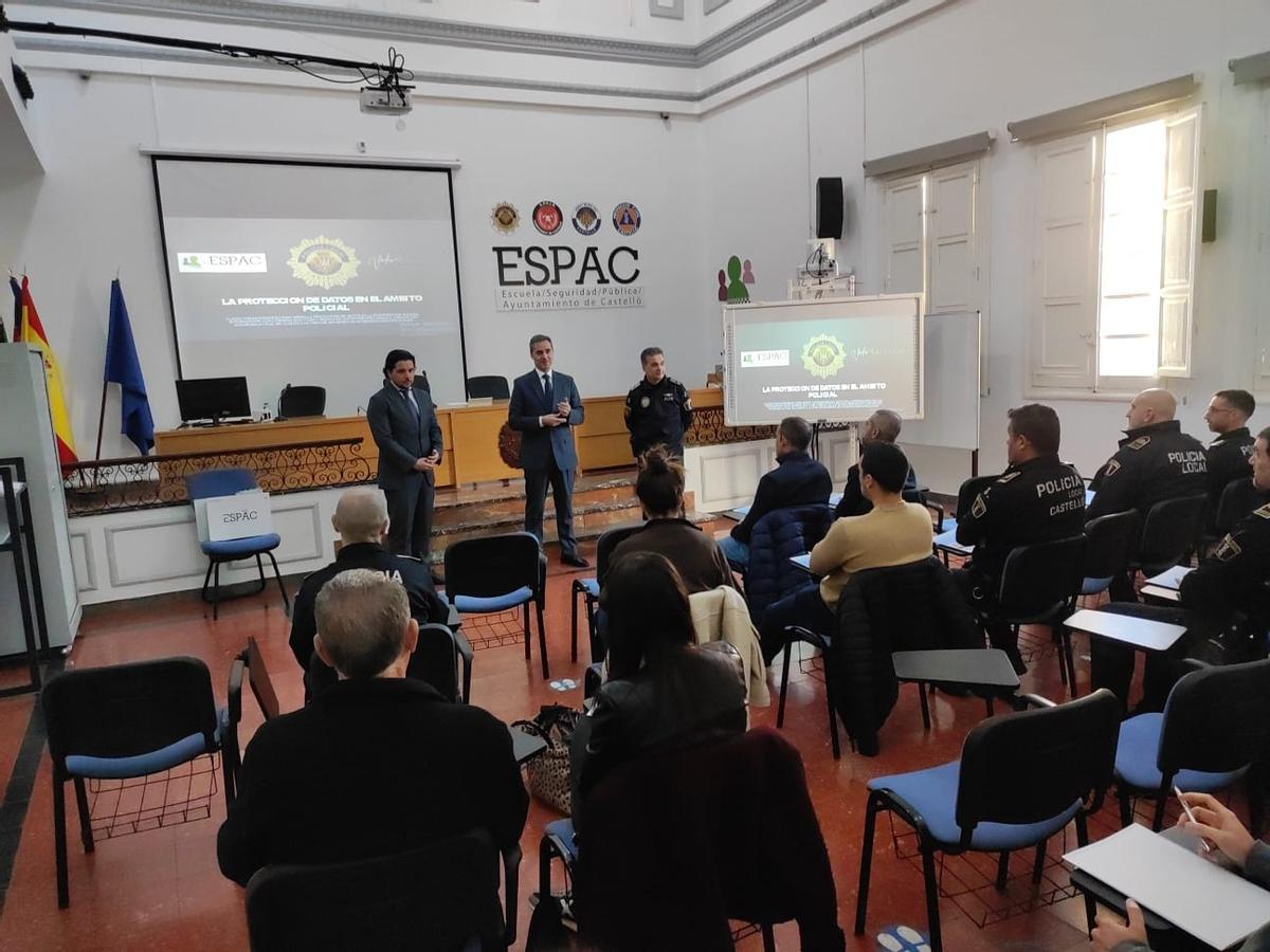 Un momento del curso de formación en el que han participado los agentes. En la imagen, el edil Antonio Ortolá y el comisario, Francisco Catalán.