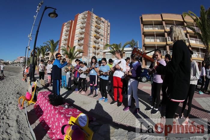 Un 'SOS' gigante para el Mar Menor formado por escolares en Villananitos