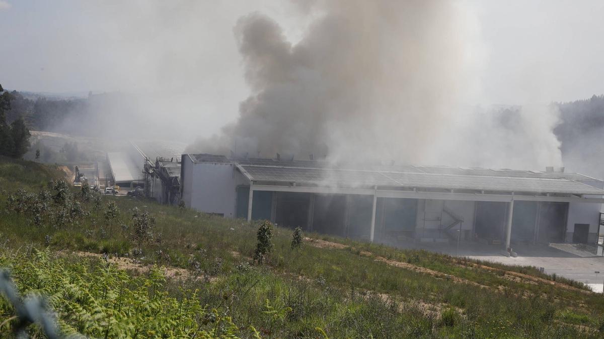 Incendio en la planta de separación de Cogersa, en Serín