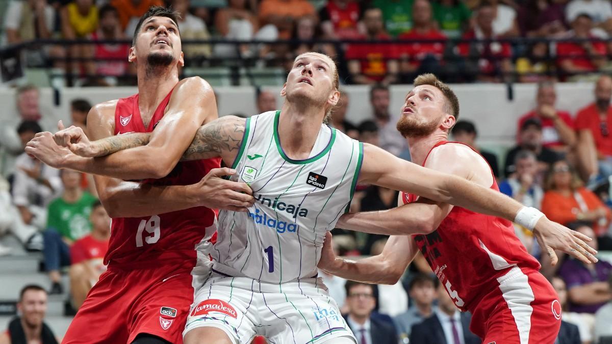 Dylan Osetkowski, en la pugna por un rebote durante el UCAM - Unicaja de la Supercopa.