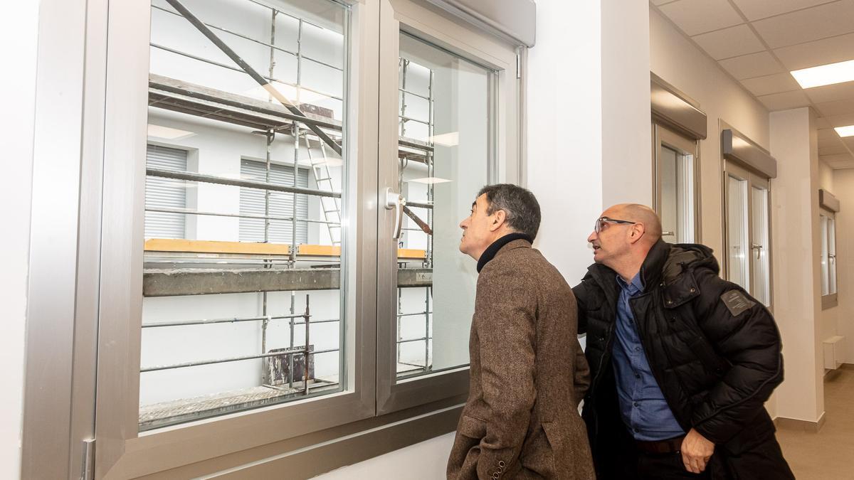 Román Rodríguez, izquierda, durante su visita al IES Aquis Celenis de Caldas de Reis.