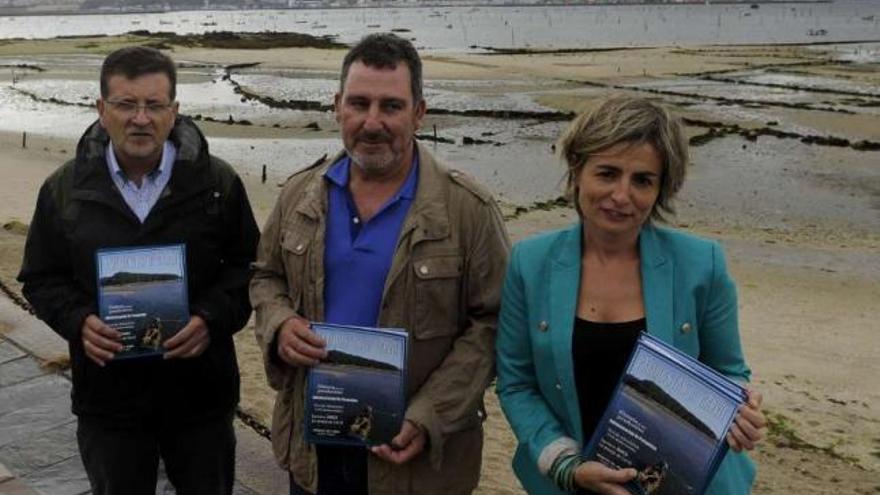 José Luis Villanueva (centro) y dos compañeros de la agrupación posan con la nueva revista.  // Noé Parga