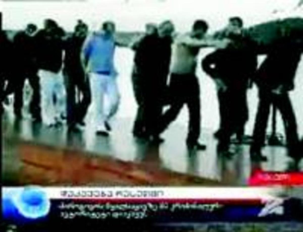 CAPTURAT A dalt, detenció d’un grup de mafiosos, entre ells Tariel Oniani. A sota, l’arrestat, a la presó. CAPTURAT A dalt, detenció d’un grup de mafiosos, entre ells Tariel Oniani. A sota, l’arrestat, a la presó.