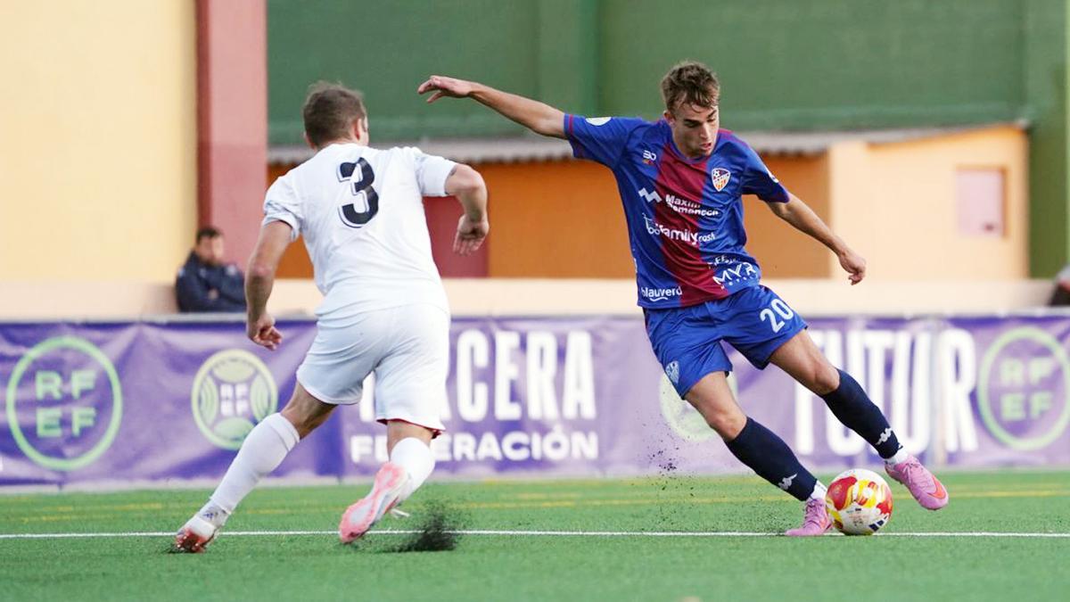 El jugador de la UD Alzira Lucas intenta regatear a un rival.