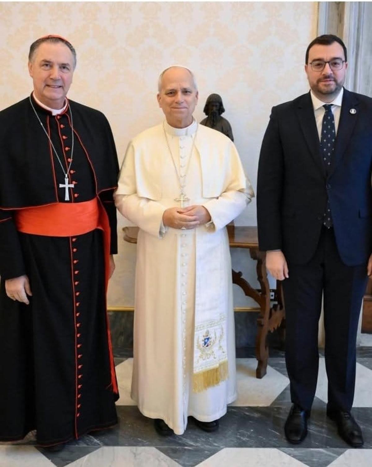El cardenal Ángel Fernández Artime, el papa León XIv y el presidente del Principado.