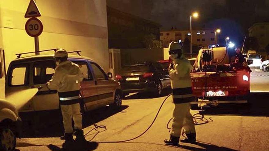 Una patrulla de bomberos desinfecta con agua y lejía una calle de la Soledat durante la noche del miércoles.